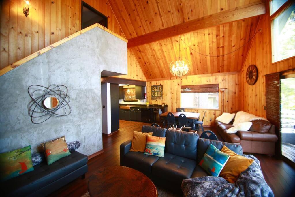 Glimmer Chalet Treetop A-Frame Cabin Lake View Lake Arrowhead Exterior photo